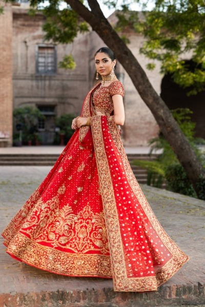 Elegant Bridal Wedding Wear in Lehenga Choli and Dupatta - Image 2