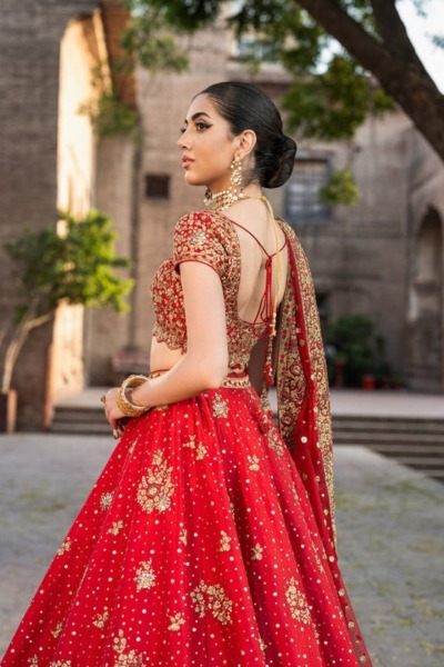 Elegant Bridal Wedding Wear in Lehenga Choli and Dupatta - Image 3