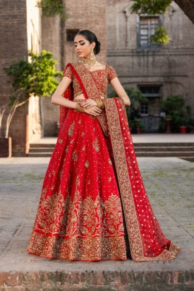 Elegant Bridal Wedding Wear in Lehenga Choli and Dupatta - Image 4