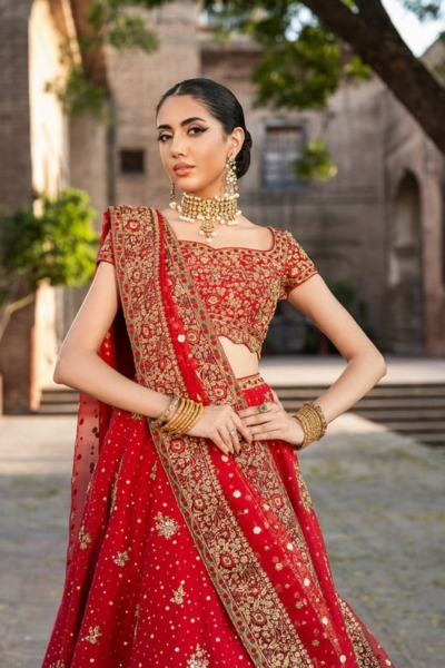 Elegant Bridal Wedding Wear in Lehenga Choli and Dupatta - Image 5