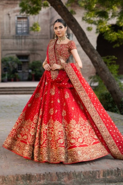 Elegant Bridal Wedding Wear in Lehenga Choli and Dupatta