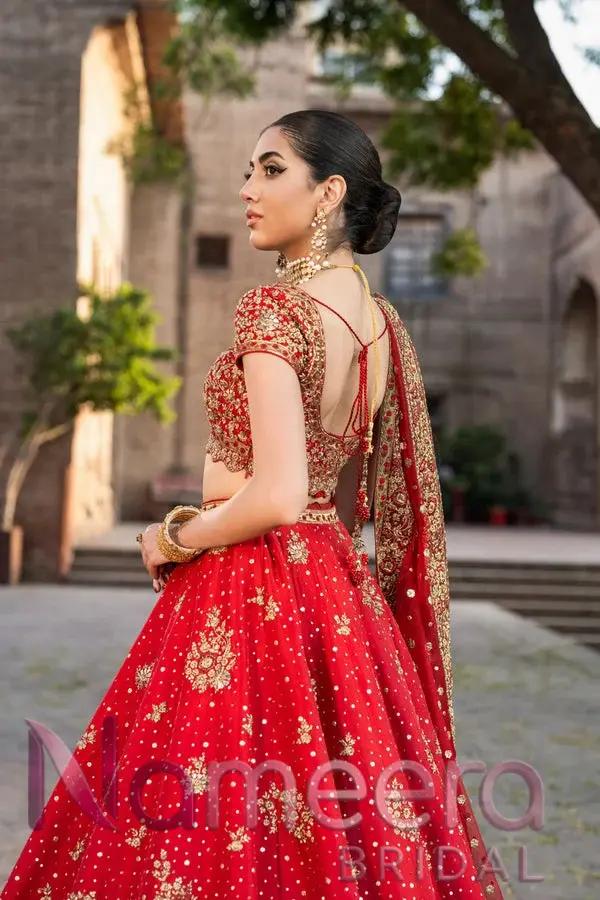 Elegant Bridal Wedding Wear in Lehenga Choli and Dupatta