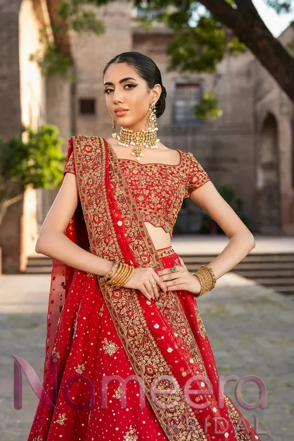 Elegant Bridal Wedding Wear in Lehenga Choli and Dupatta